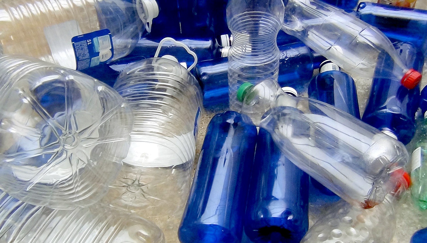 Recicla tus botellas de plástico y ayuda al medio ambiente Recicla tus botellas de plástico y ayuda al medio ambiente